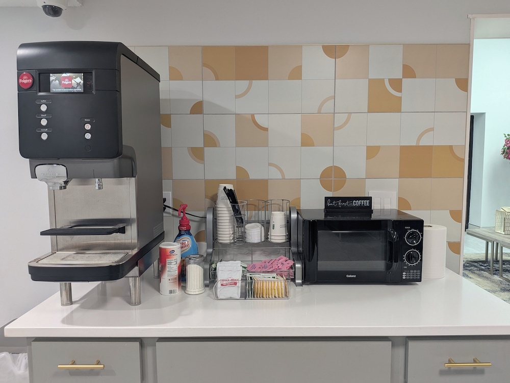 Days Inn & Suites by Wyndham Bossier City 25/50