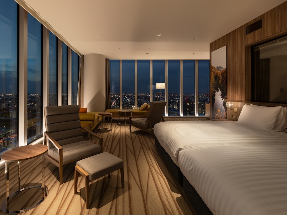 SUITE, CORNER