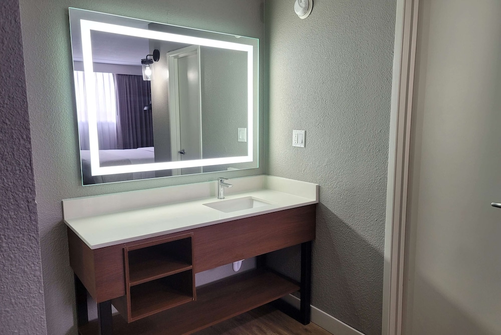 Hawthorn Suites by Wyndham Wichita Airport 44/44