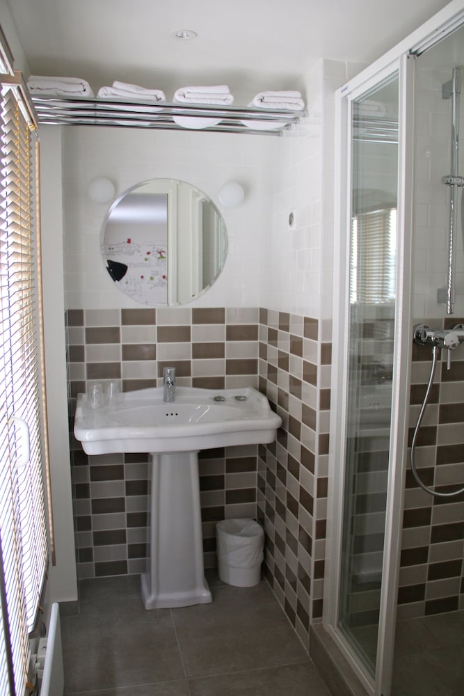 Hotel Des 3 Poussins 50/53