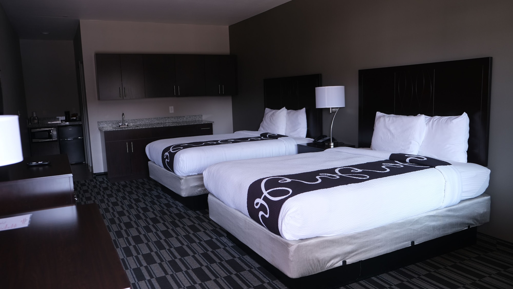 BASIC, 2 DOUBLE BEDS