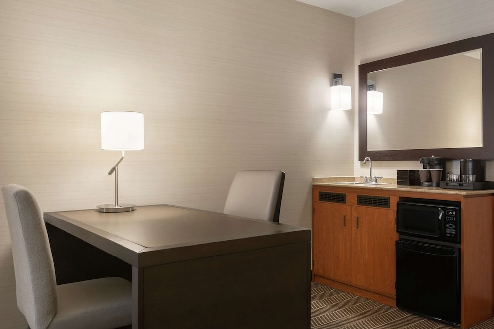 Embassy Suites by Hilton Boston at Logan Airport 22/65