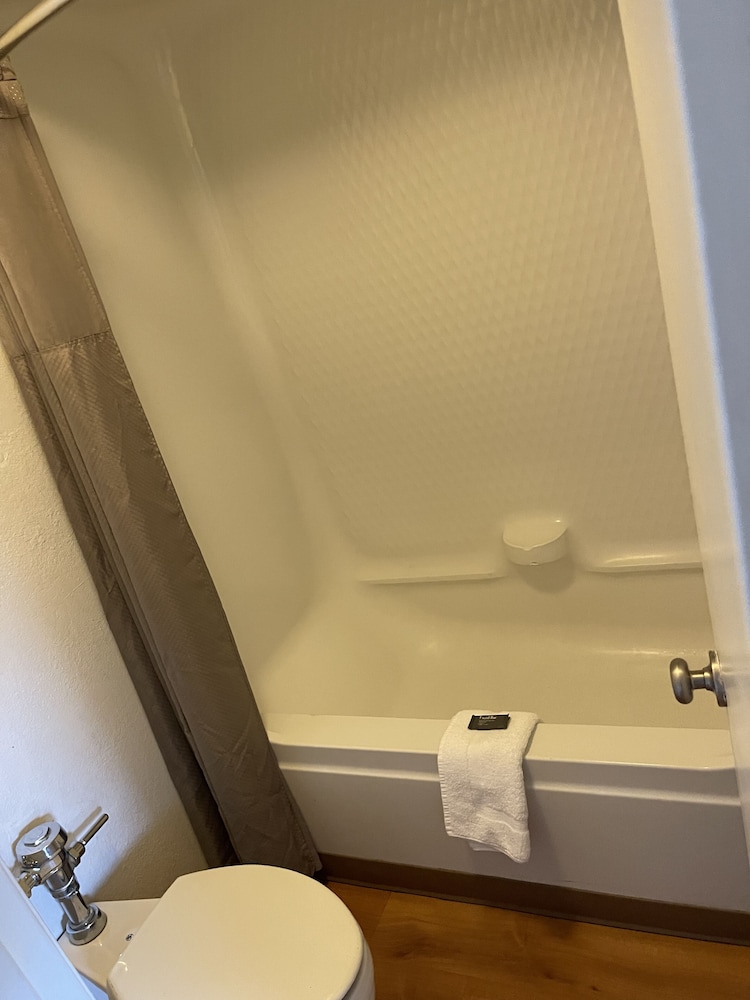Travelodge by Wyndham Brattleboro VT 25/25