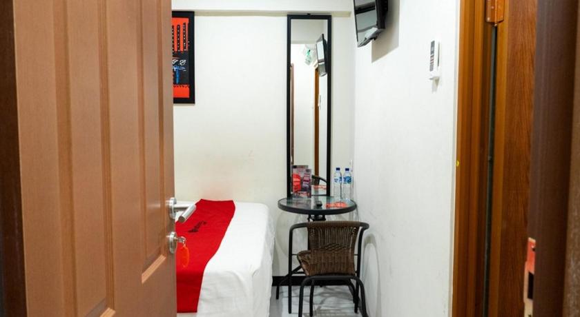RedDoorz near Setrasari Mall 4 12/22