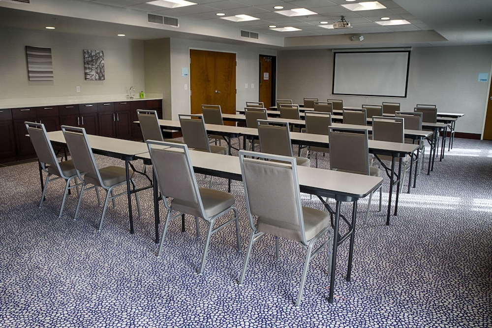 HOLIDAY INN EXPRESS SUITES SIDNEY 53/60