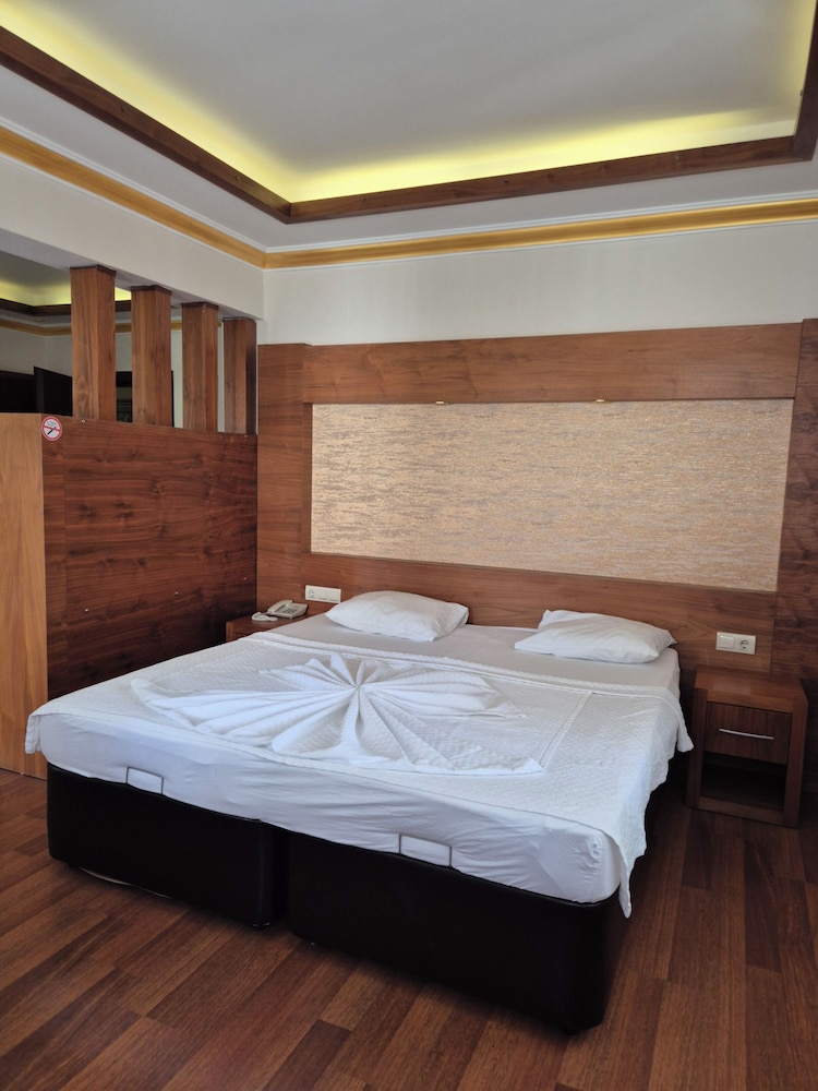 Dinara Hotel 32/66