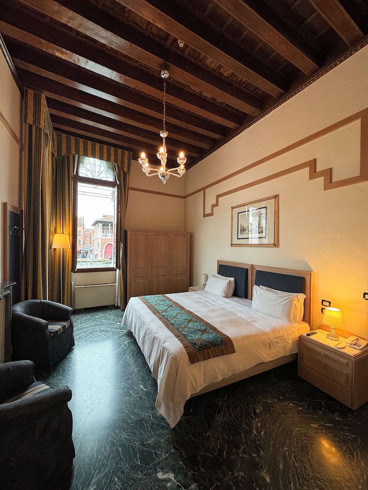 DELUXE, CANAL VIEW