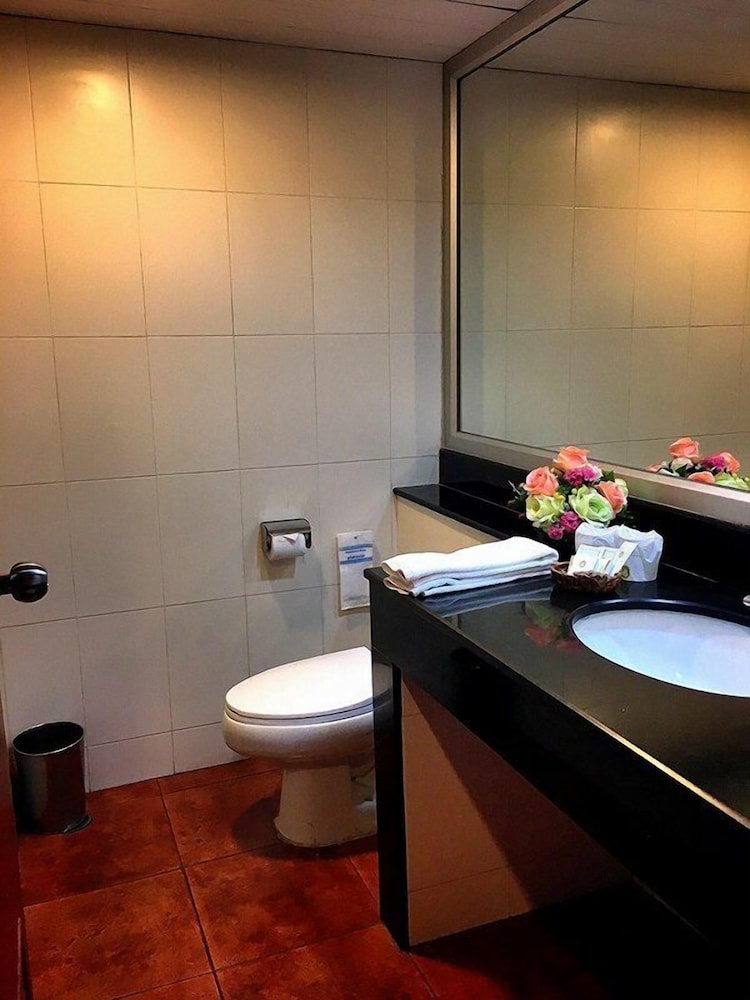 Hadyai Golden Crown Hotel 56/58