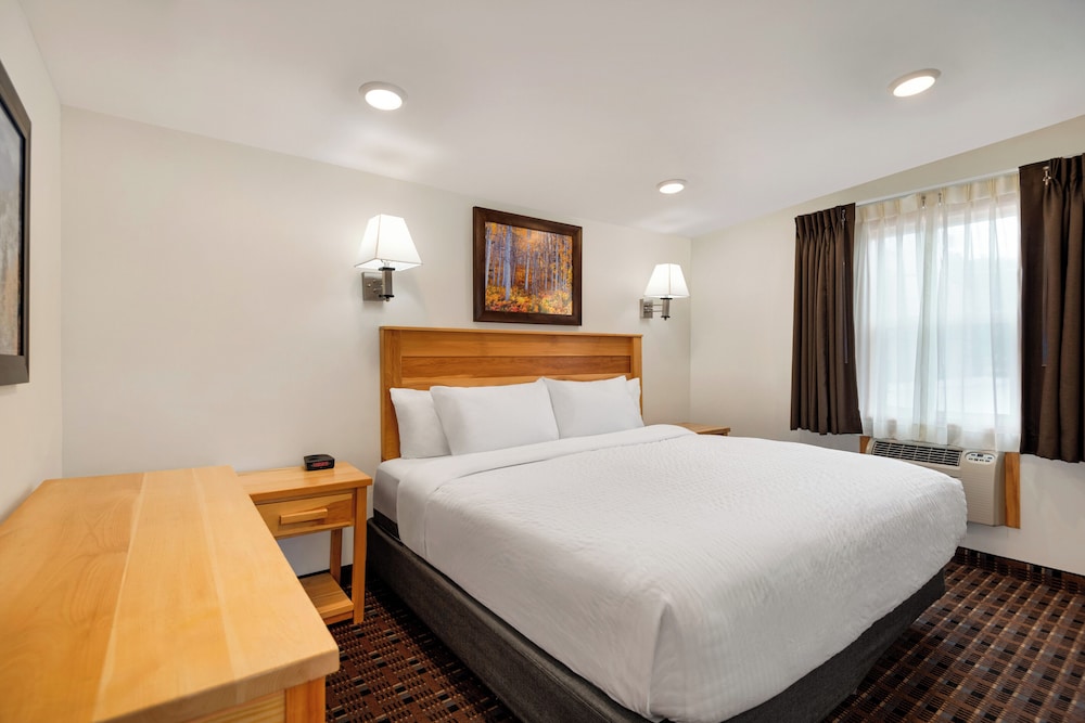 2 Bedrooms, Suite, 1 King and 2 Queen Beds, 2 Bathrooms, 2 Sofa, Kitchen
