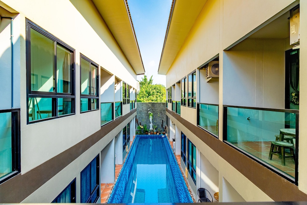The Pool Resort 9/50