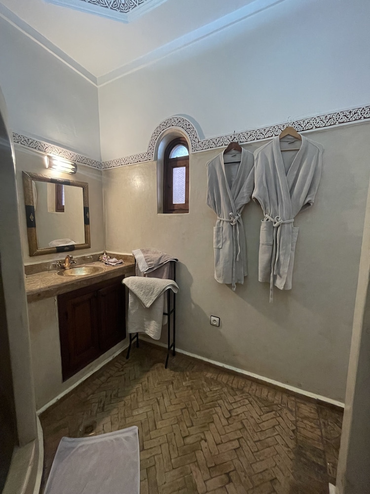 Riad Elias 46/72