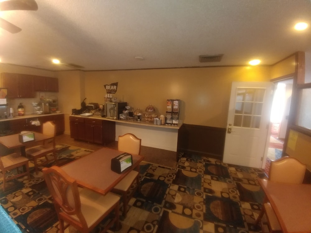 Travelodge By Wyndham Laramie 18/24