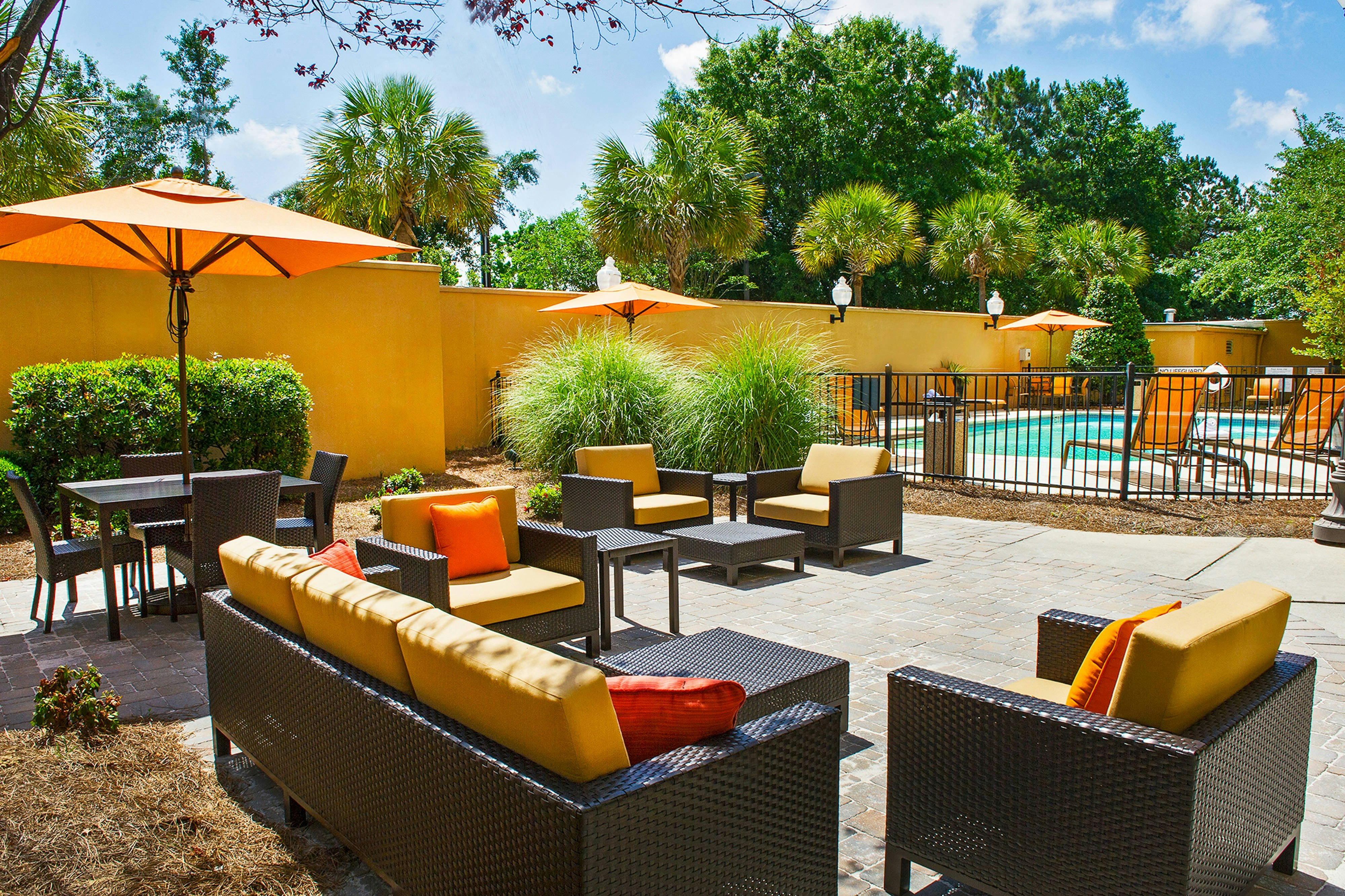 Courtyard by Marriott North Charleston Airport/Coliseum 1/2
