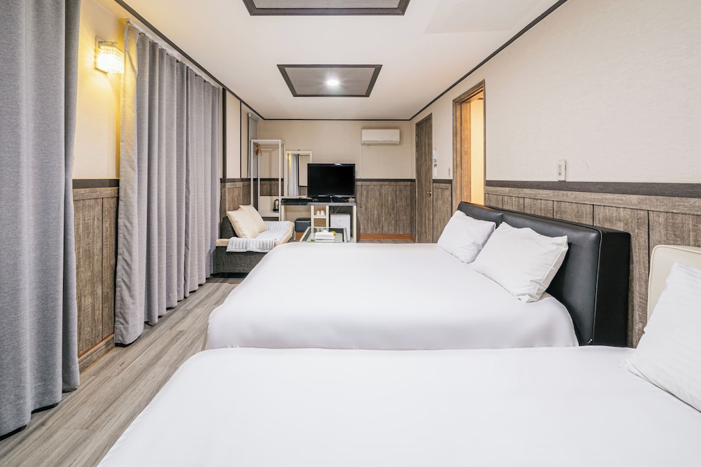 DELUXE, QUADRUPLE, 2 DOUBLE BEDS, CITY VIEW