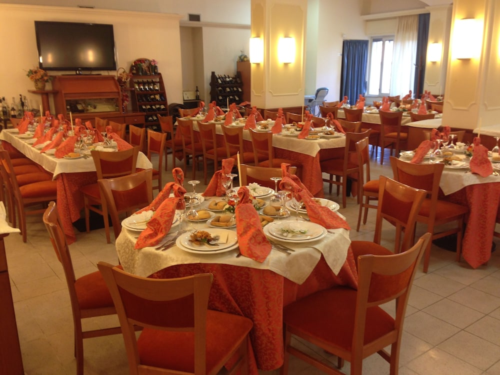 restaurant cafeteria