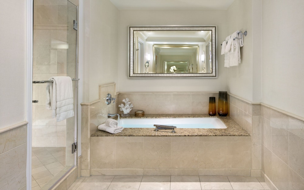 1 Bedroom, Suite, King Bed, Bay View، Balboa Bay Resort 5/6