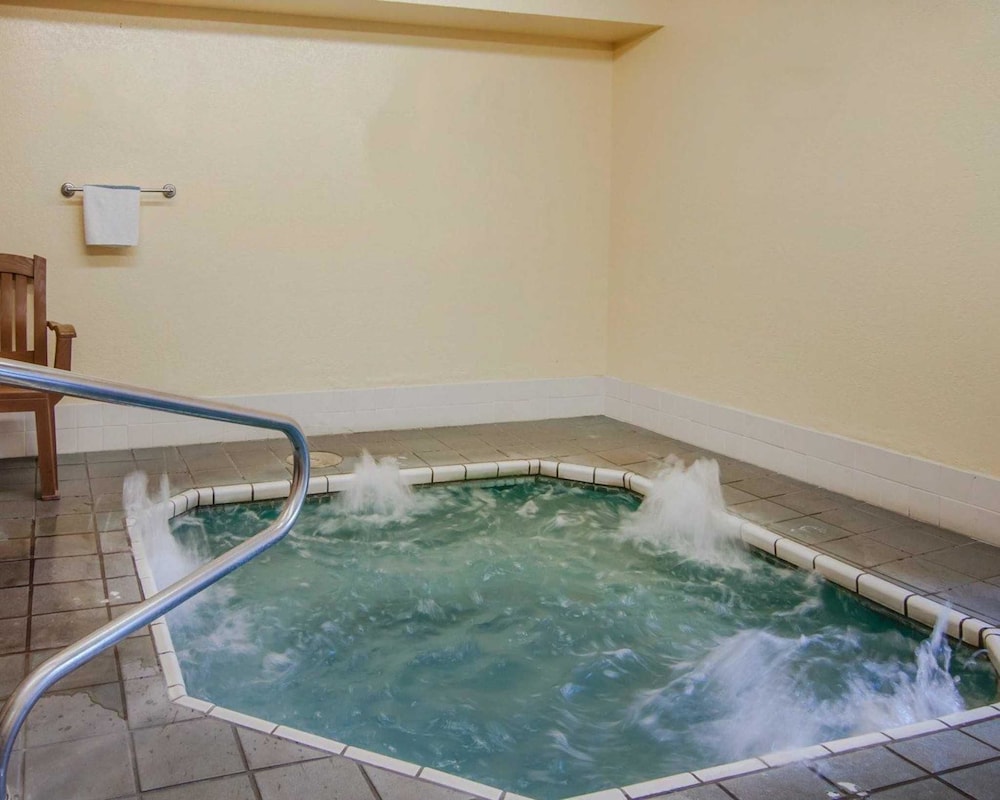 Quality Inn and Suites Medford Airport 22/51