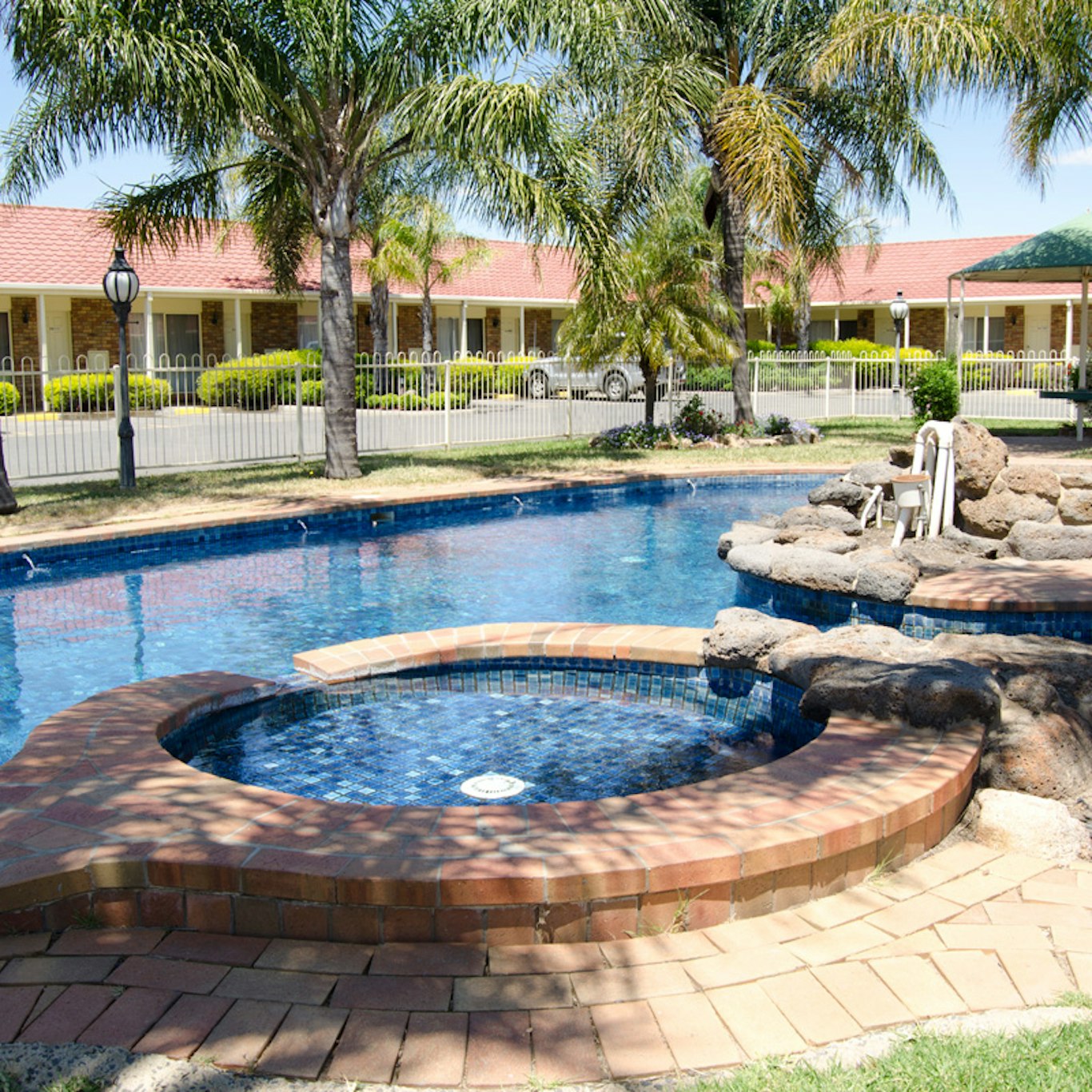 PINES COUNTRY CLUB MOTOR INN 31/31