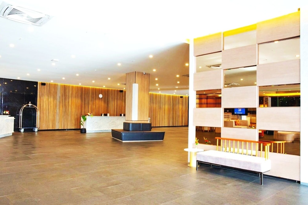 Lobby at The Srivaree Airport Hotel, BANG PHLI