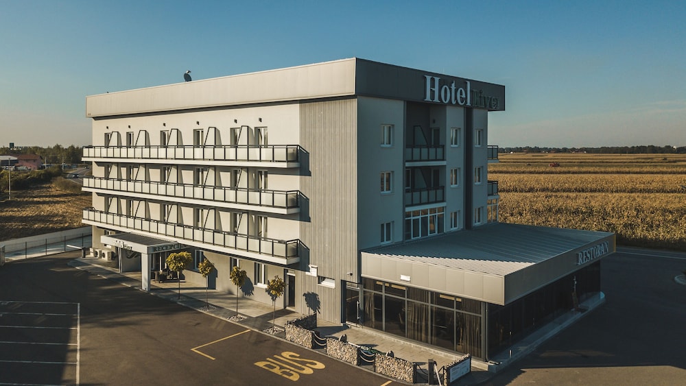Hotel River 4/53