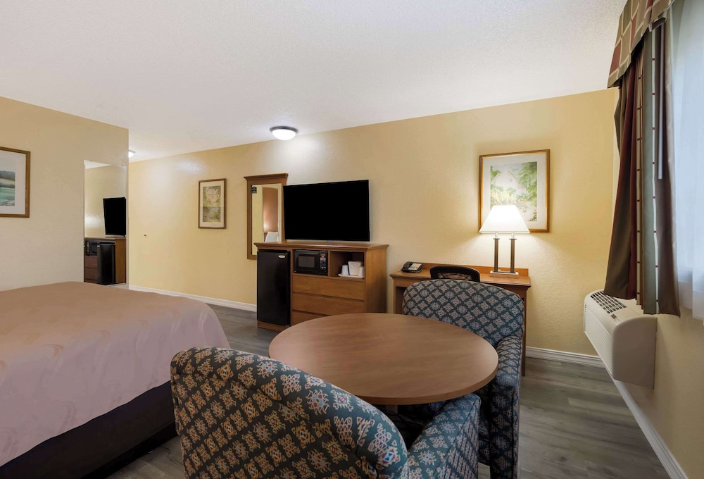 Quality Inn and Suites Medford Airport 45/51