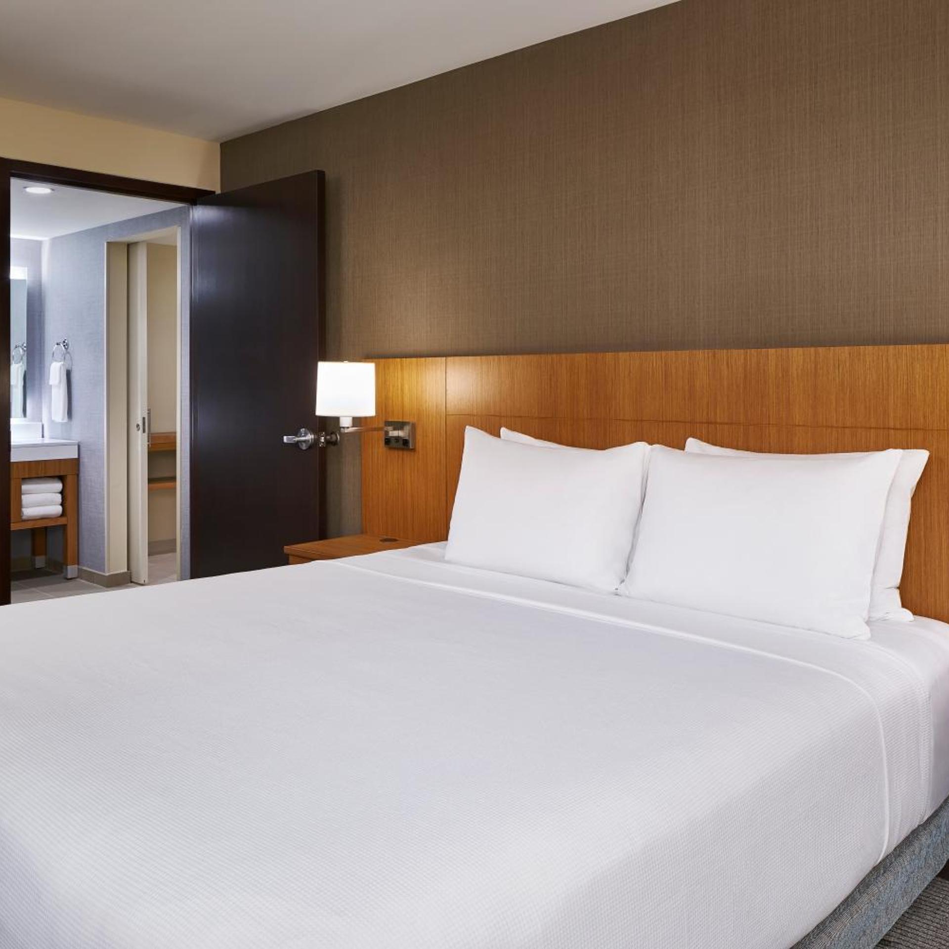 Suite, King Bed, Accessible