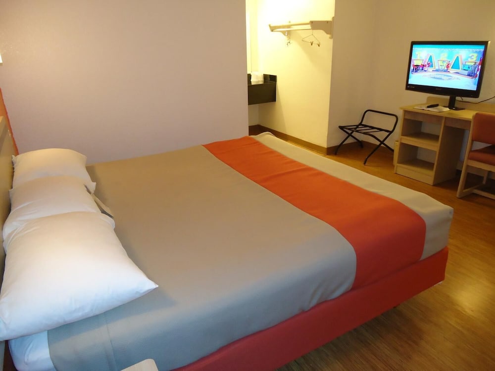 DELUXE, KING BED, SMOKING
