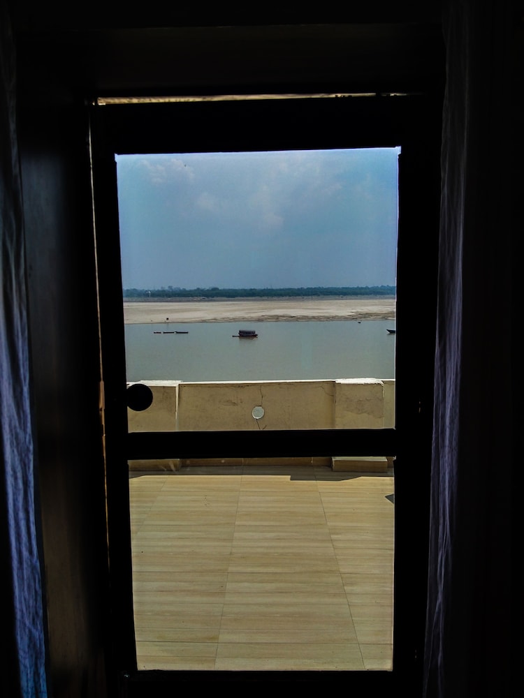 Dwivedi Hotels Sri Omkar Palace 33/37