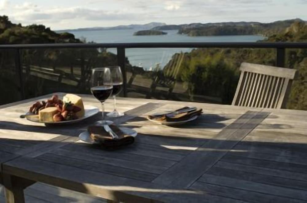 THE SANCTUARY AT BAY OF ISLANDS 24/28