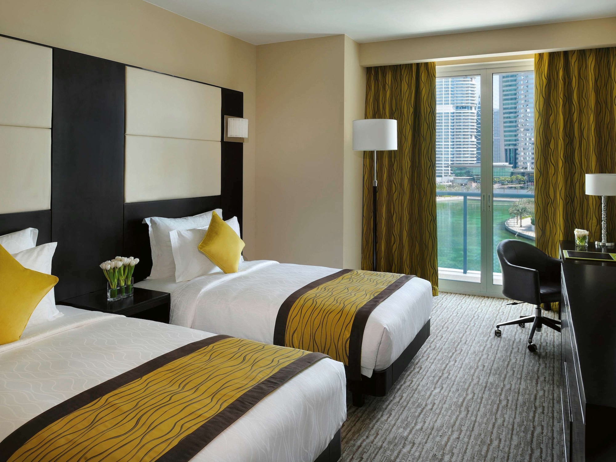 SUPERIOR, TWIN BEDS, LAKE VIEW