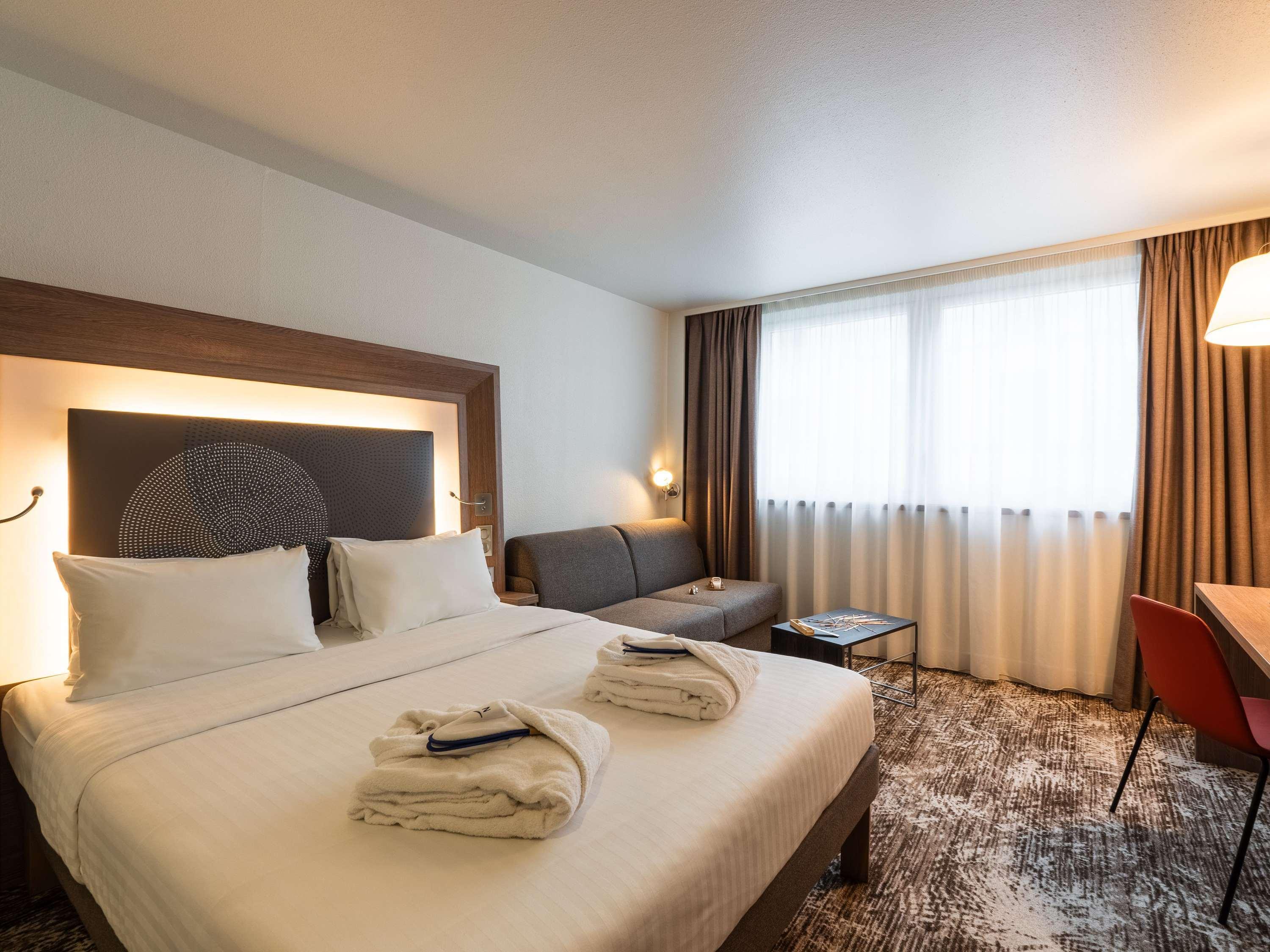 EXECUTIVE, QUADRUPLE, QUEEN BED, SOFA