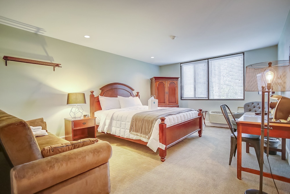 Pine, Lodge, King Bed
