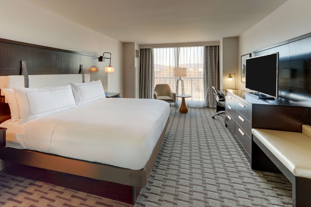 SUITE, KING BED, ACCESSIBLE