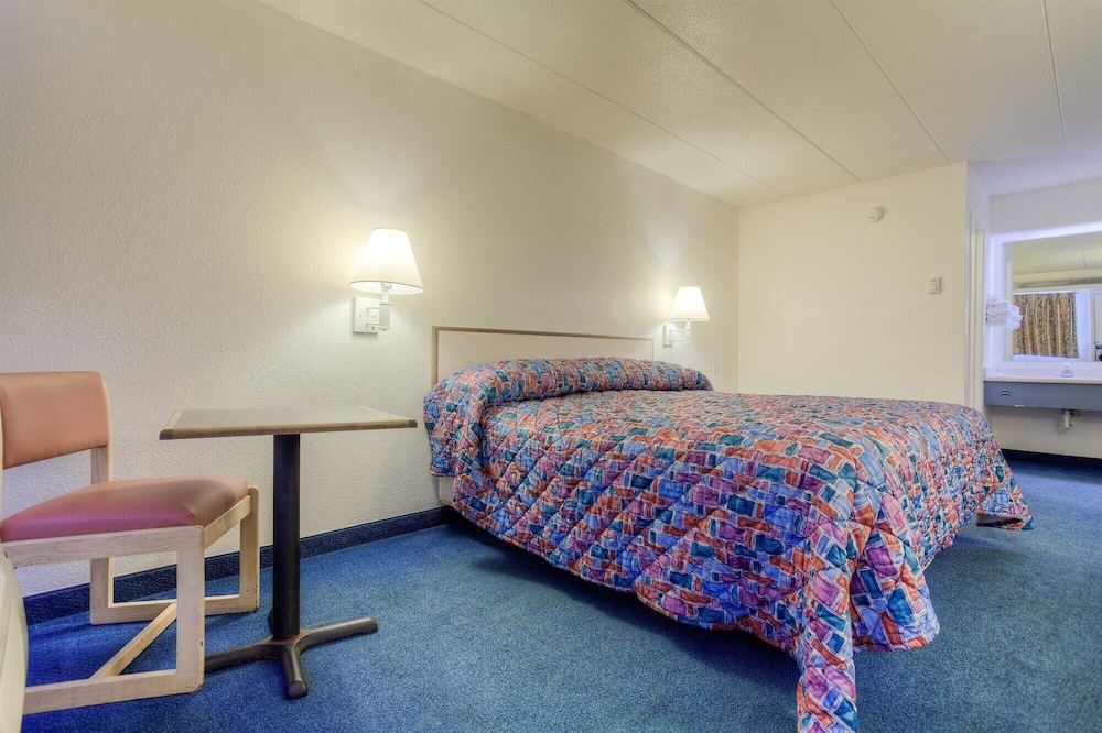 Motel6 Knoxville, TN - North 32/45