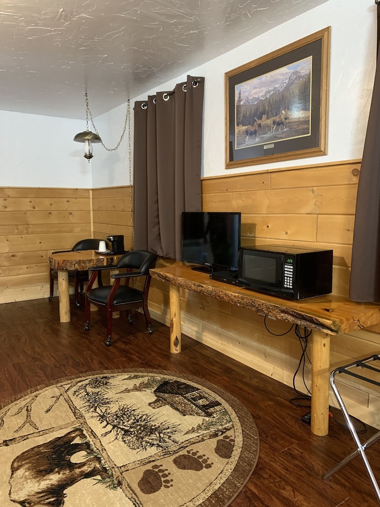 Chinook Winds Motel 7/76