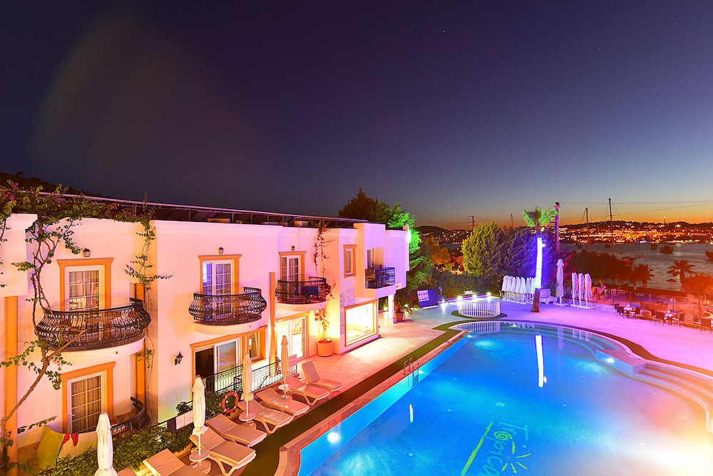Tropicana Beach Apartments 3/38