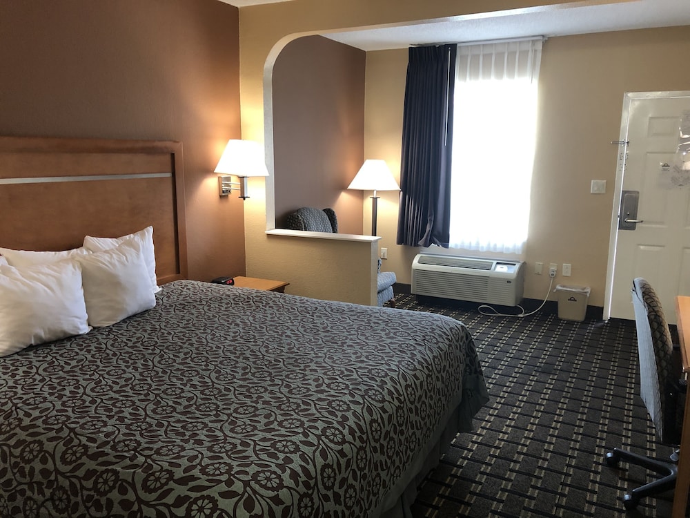 Days Inn By Wyndham Columbus 3/54