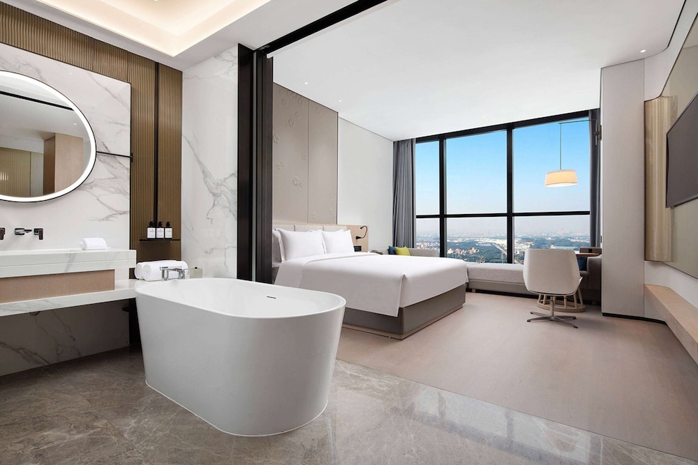 SUITE, KING BED, LAKE VIEW