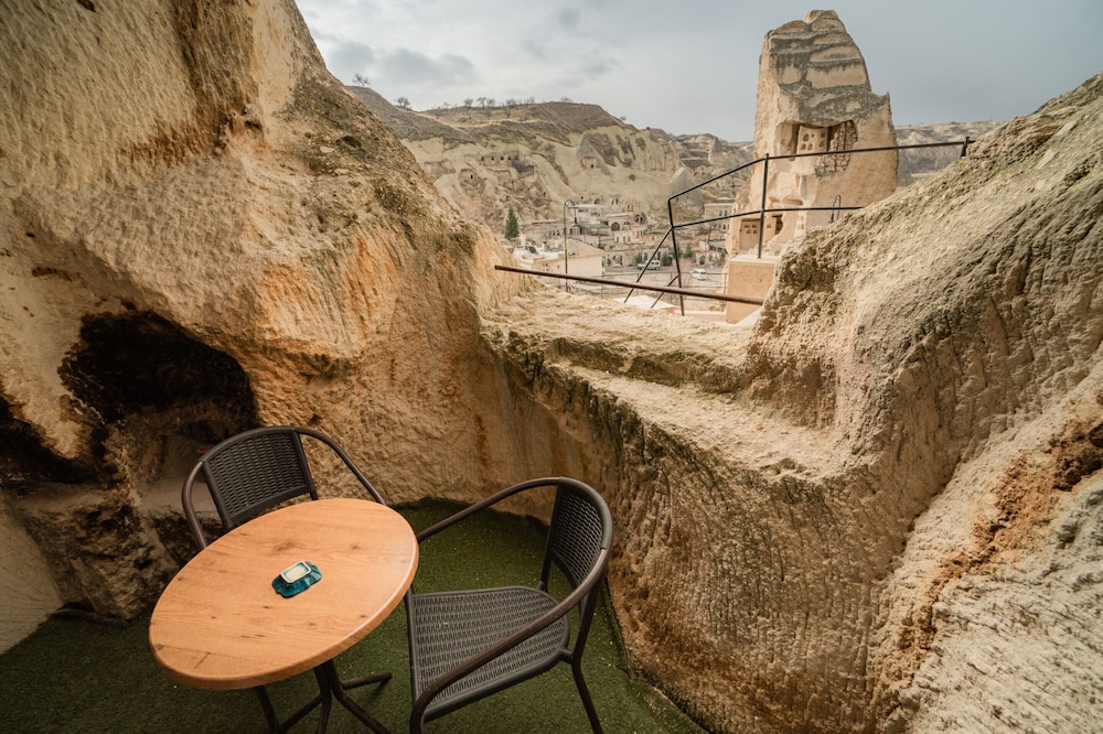 Amber Cave Suites 52/76