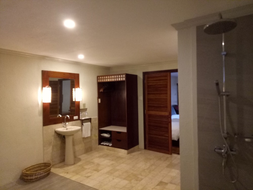 Bluewater Maribago Beach Resort 22/50