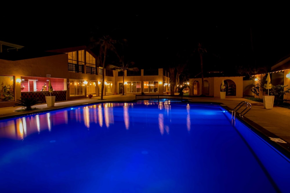 Tropic Gardens Hotel in BAKAU