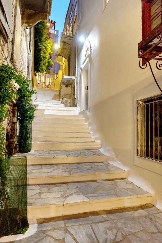 1844 Suites 54/61