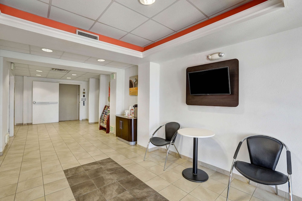 Howard Johnson by Wyndham Lemoore 52/68
