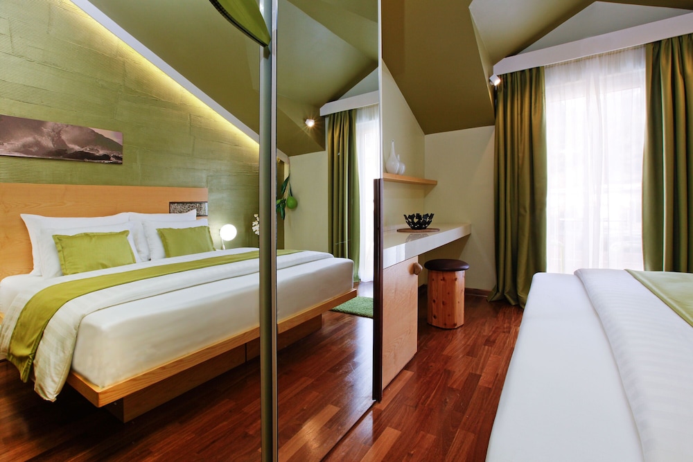 Standard, Double Bed, Pool View, Balcony