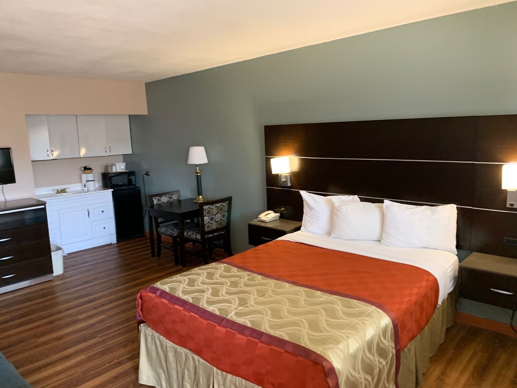 2 BEDROOMS, TRADITIONAL, SUITE