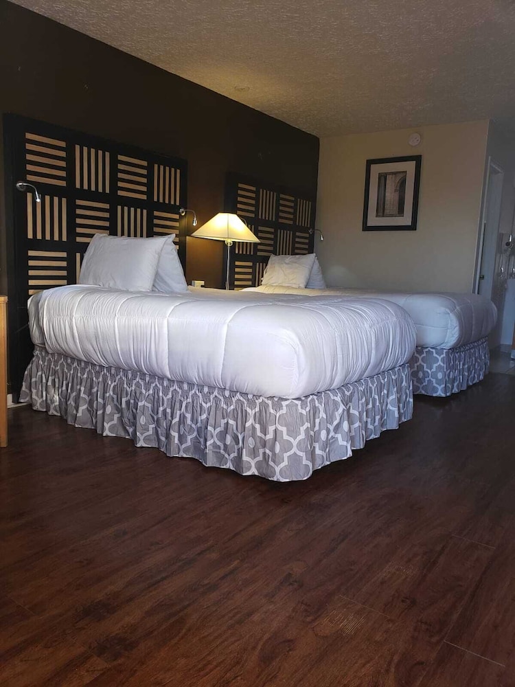 Motel M Lewisburg 24/42