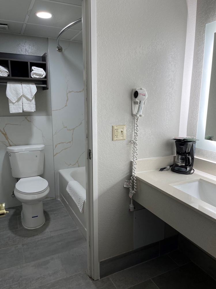 HomeTown Inn and Suites Belle Plaine 63/65