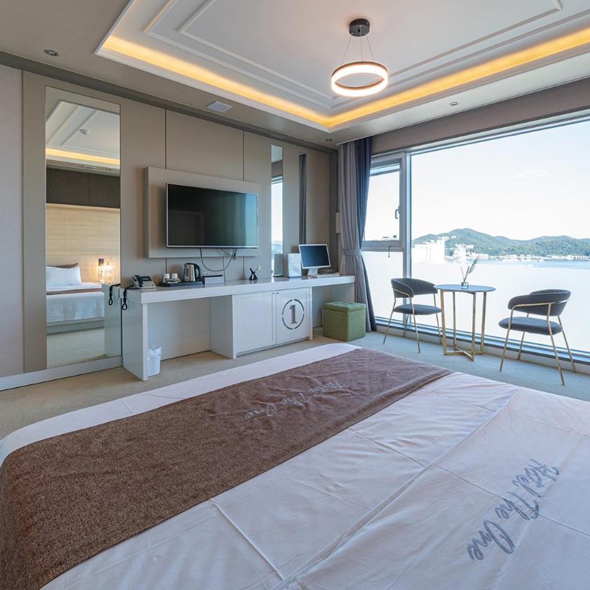 غرفة بريميوم بسرير مزدوج بإطلالة على البحر، Hotel The One Yeosu 6/10