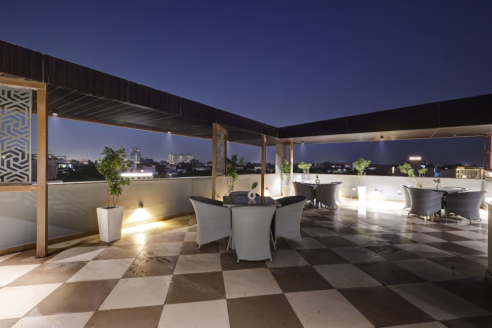 Saltstayz Premier Sector 42 - Golf Course Road 13/62