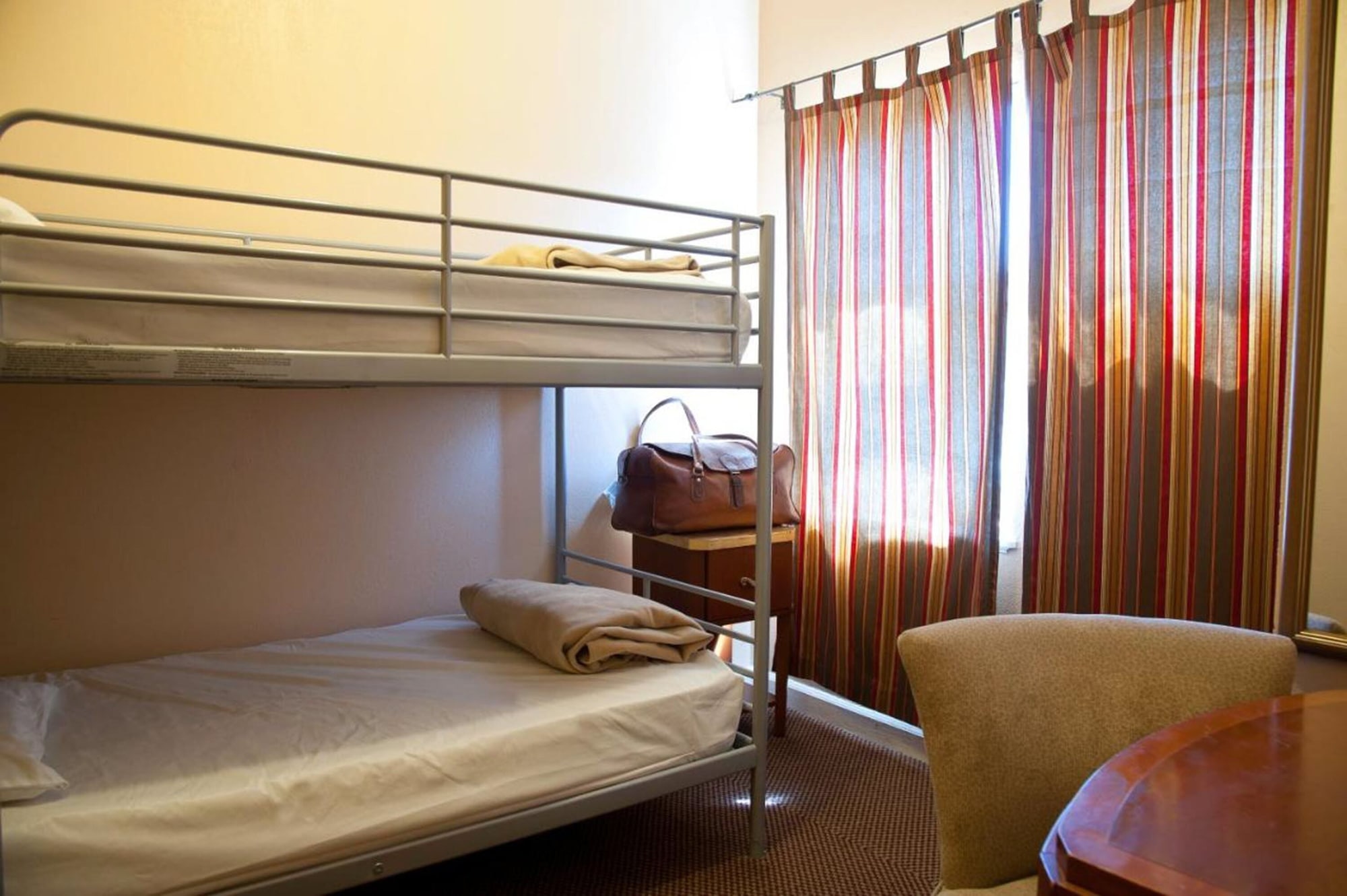 ROOM, TWIN BEDS
